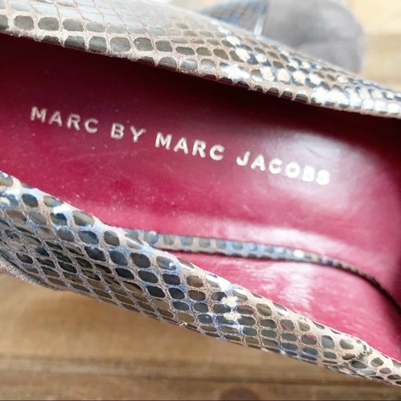 Marc by Marc Jacobs Logo Plaque Pumps - Picture 11 of 11
